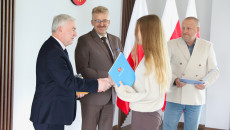 Przewodniczący Sejmiku Województwa Świętokrzyskiego Andrzej Bętkowski gratuluje nominacji radnej Powiatowej Rady Młodzieży w Końskich