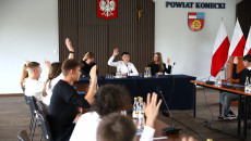 Głosowanie radnych Powiatowej Rady Młodzieży w Końskich