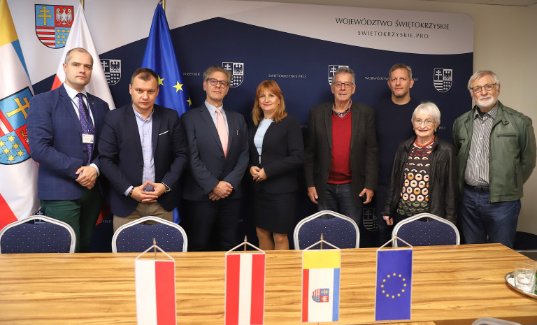 Anita Koniusz, członek Zarządu Województwa Świętokrzyskiego, przedstawiciele Departamentu Turystyki, Sportu i Spraw Zagranicznych Urzędu Marszałkowskiego Województwa Świętokrzyskiego, Instytutu Wiesenthala w Wiedniu oraz członkowie rodziny Adolfa Landla