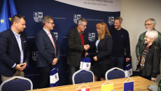 Anita Koniusz, członek Zarządu Województwa Świętokrzyskiego, przedstawiciele Instytutu Wiesenthala w Wiedniu oraz członkowie rodziny Adolfa Landla