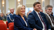 Marszałek Renata Janik, wicewojewoda świętokrzyski Michał Skotnicki, senator Krzysztof Słoń podczas obchodów 55-lecia Uniwersytetu Jana Kochanowskiego w Kielcach