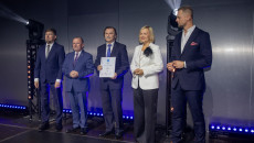 laureaci oraz marszałek Renata Janik i wicemarszałek Marek Bogusławski