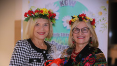 Marszałek Renata Janik i Barbara Knap, prezes KGW Stokrotki