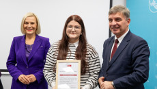 marszałek Renata Janik, członek Zarządu Andrzej Pruś, uczestnicy projektu Liderzy dla młodzieży