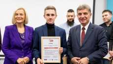 marszałek Renata Janik, członek Zarządu Andrzej Pruś, uczestnicy projektu Liderzy dla młodzieży