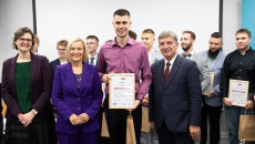 marszałek Renata Janik, członek Zarządu Andrzej Pruś, uczestnicy projektu Liderzy dla młodzieży