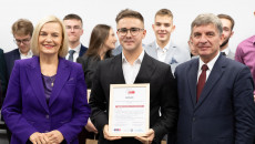 marszałek Renata Janik, członek Zarządu Andrzej Pruś, uczestnicy projektu Liderzy dla młodzieży