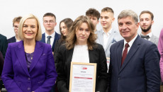 marszałek Renata Janik, członek Zarządu Andrzej Pruś, uczestnicy projektu Liderzy dla młodzieży
