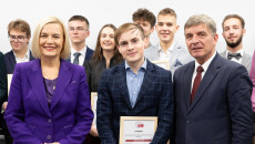 marszałek Renata Janik, członek Zarządu Andrzej Pruś, uczestnicy projektu Liderzy dla młodzieży