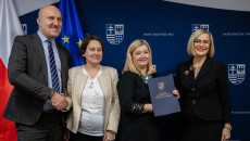 Przekazanie Umowy Przedstawicielkom Opieki Społecznej W Busku Zdroju