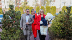 przed budynkiem przedszkola w gminie Nowiny