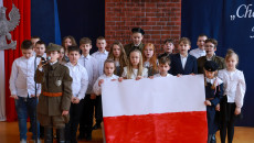 uczniowie z polską flagą