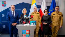 konferencja dotycząca czujników dymu z udziałem marszałek Renaty Janik i wicekomendanta PSP Marcina CHaruby
