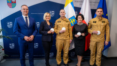 konferencja dotycząca czujników dymu z udziałem marszałek Renaty Janik i wicekomendanta PSP Marcina CHaruby
