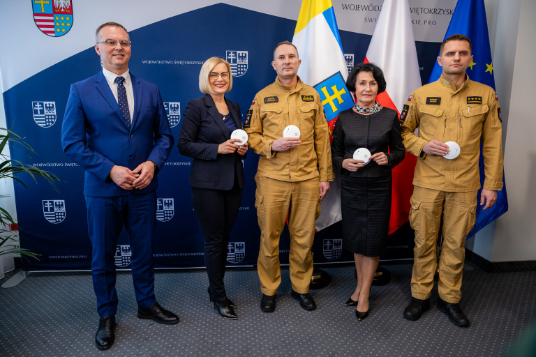 konferencja dotycząca czujników dymu z udziałem marszałek Renaty Janik i wicekomendanta PSP Marcina CHaruby