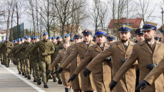 maszerujący żołnierze