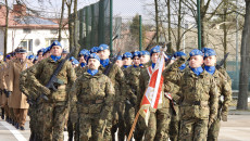 maszerujący żołnierze