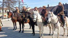 Uczesynicy Spotkania W Historycznych Strojach Na Koniach