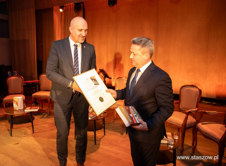 Wicemarszałek województwa świętokrzyskiego Grzegorz Socha, burmistrz Miasta i Gminy Staszów Leszek Kopeć