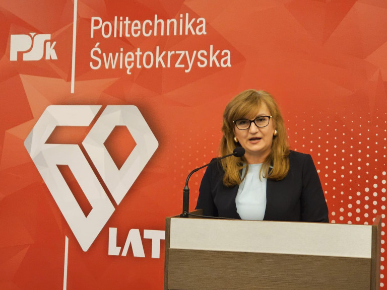 Anita Koniusz Członek Zarządu Podczas Spotkania W Politechnice Świętokrzyskiej