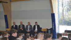 Grzegorz Socha i szczypiorniści z wizytą w ostrowieckich szkołach