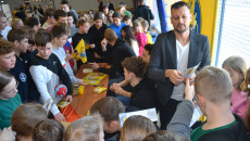Grzegorz Socha i szczypiorniści z wizytą w ostrowieckich szkołach