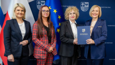 wspólne zdjęcie z umową