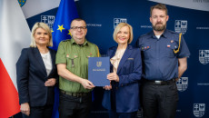 wspólne zdjęcie z umową