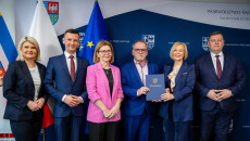 wspólne zdjęcie z umową