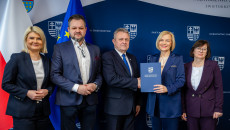 wspólne zdjęcie z umową