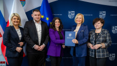 wspólne zdjęcie z umową