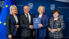 wspólne zdjęcie z umową