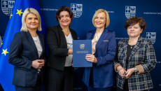 wspólne zdjęcie z umową