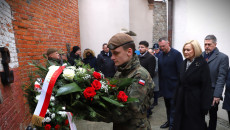 pod kieleckim więzieniem marszałek Renata Janik składa wieniec