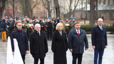 przed pomnikiem AK