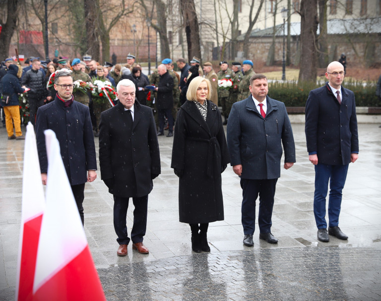 przed pomnikiem AK