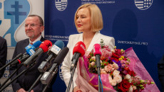 marszałek Renata Janik z bukietem
