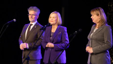 Senator Krzysztof Słoń, marszałek województwa świętokrzyskiego Renata Janik, dyrektor Wojewódzkiego Domu Kultury w Kielcach Magdalena Fogiel-Litwinek