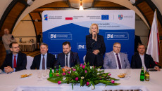 marszałek Renata Janik, radni Marek Strzała i Paweł Krakowiak podczas spotkania w Staszowie