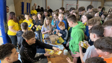 Grzegorz Socha i szczypiorniści z wizytą w ostrowieckich szkołach