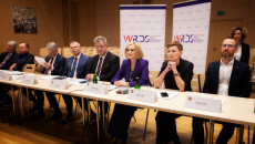 marszałek Renata Janik, wojewoda Józef Bryk, prezydent Agata Wojda podczas posiedzenia rady