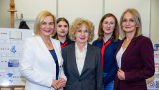 Marszałek Renata Janik, rektor Uniwersytetu Jana Kochanowskiego w Kielcach Beata Wojciechowska, dyrektor Wojewódzkiego Urzędu Pracy Aleksandra Marcinkowska, studentki UJK w Kielcach