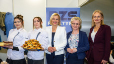 Marszałek Renata Janik, dyrektor Wojewódzkiego Urzędu Pracy Aleksandra Marcinkowska, uczennice Powiatowego Zespołu Szkół w Łopusznie