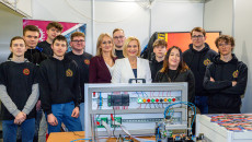Marszałek Renata Janik, dyrektor Wojewódzkiego Urzędu Pracy Aleksandra Marcinkowska, uczniowie Zespołu Szkół Elektrycznych w Kielcach