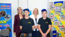 Marszałek Renata Janik, dyrektor Wojewódzkiego Urzędu Pracy Aleksandra Marcinkowska, uczniowie Zespołu Szkół nr 3 im. Stanisława Staszica we Włoszczowie