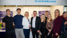 Marszałek Renata Janik, dyrektor Wojewódzkiego Urzędu Pracy Aleksandra Marcinkowska, uczniowie IV Liceum Ogólnokształcącego w Kielcach