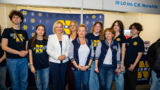 Marszałek Renata Janik, dyrektor Wojewódzkiego Urzędu Pracy Aleksandra Marcinkowska, uczniowie III Liceum Ogólnokształcącego w Kielcach
