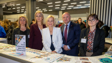Marszałek Renata Janik, dyrektor Wojewódzkiego Urzędu Pracy Aleksandra Marcinkowska, dyrektor Policealnej Szkoły Medycznej w Morawicy Rafał Nowak, przedstawicielki Wojewódzkiego Urzędu Pracy w Kiecach