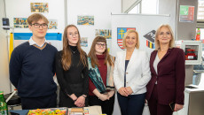 Marszałek Renata Janik, dyrektor Wojewódzkiego Urzędu Pracy Aleksandra Marcinkowska, radni Młodzieżowego Sejmiku Województwa Świętokrzyskiego