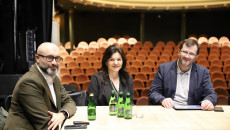 Radni Sejmiku Województwa Świętokrzyskiego: Jolanta Tyjas i Wojciech Zwierzchowski, dyrektor Teatru imienia Stefana Żeromskiego w Kielcach Michał Kotański